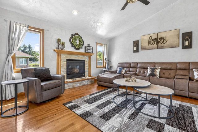 1795 GATEWAY MEADOWS LANE, Neenah, WI 54956