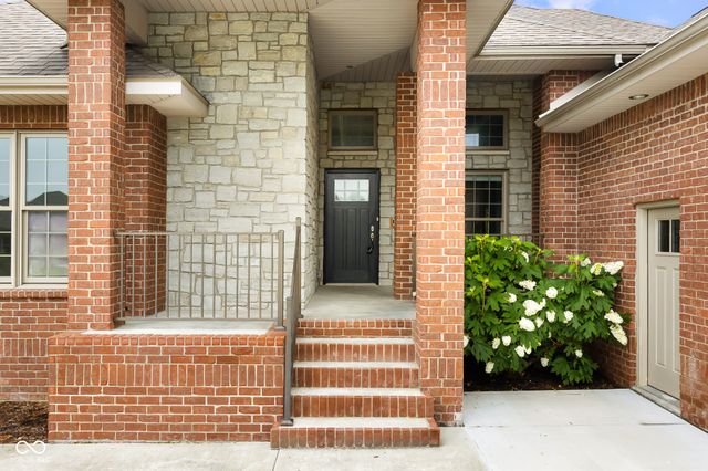 888 Westcreek Drive, Columbus, IN 47201