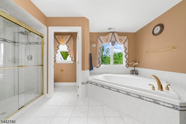 3 Regal Way, Raritan Twp., NJ 08822