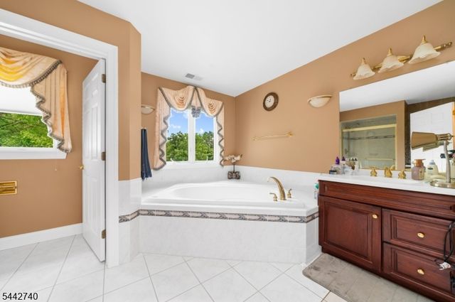 3 Regal Way, Raritan Twp., NJ 08822