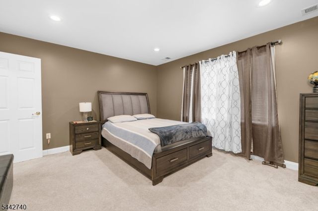 3 Regal Way, Raritan Twp., NJ 08822