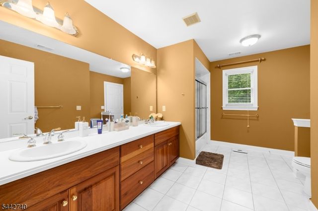 3 Regal Way, Raritan Twp., NJ 08822