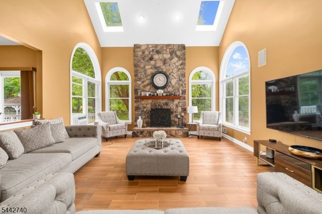 3 Regal Way, Raritan Twp., NJ 08822