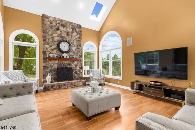 3 Regal Way, Raritan Twp., NJ 08822