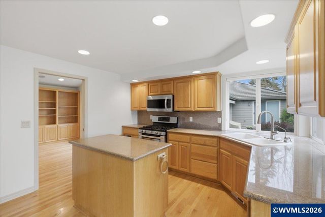 702 Castle Pines Dr N, Keizer, OR 97303