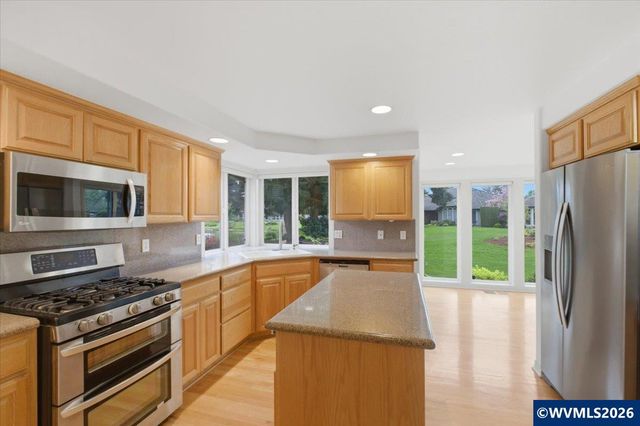 702 Castle Pines Dr N, Keizer, OR 97303