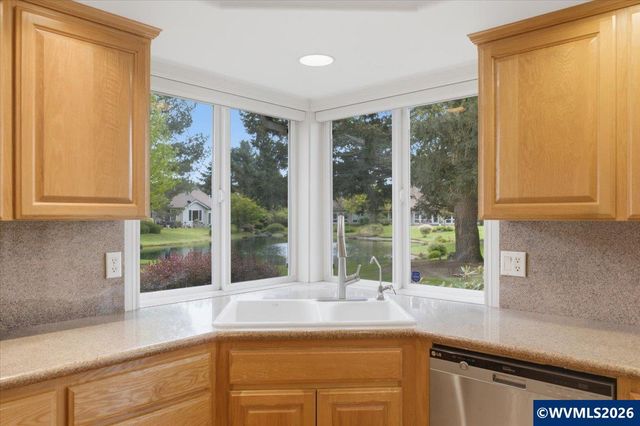 702 Castle Pines Dr N, Keizer, OR 97303