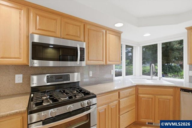 702 Castle Pines Dr N, Keizer, OR 97303