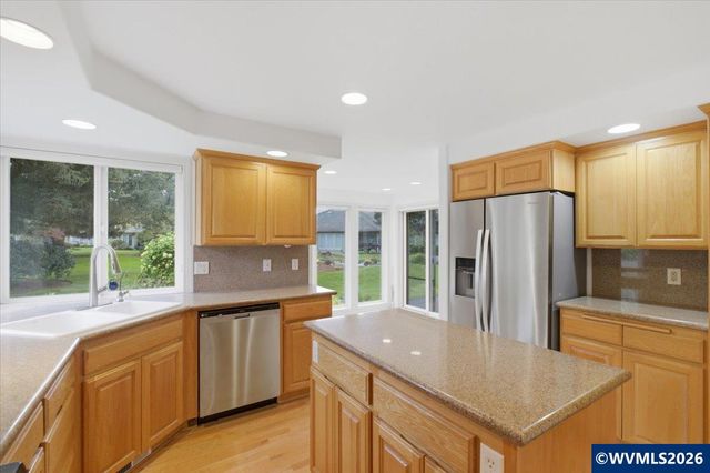 702 Castle Pines Dr N, Keizer, OR 97303