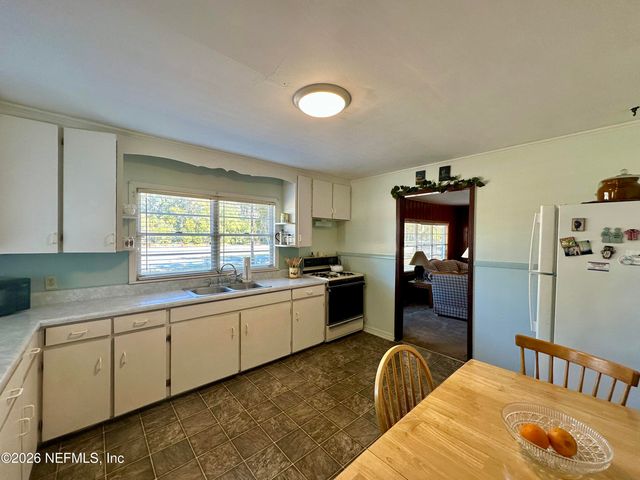 221 PERRY Street, Pomona Park, FL 32181