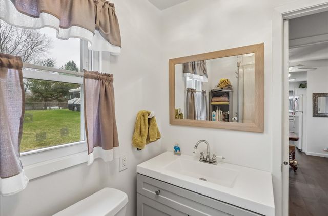 21 E Mckinley Avenue, Des Moines, IA 50315