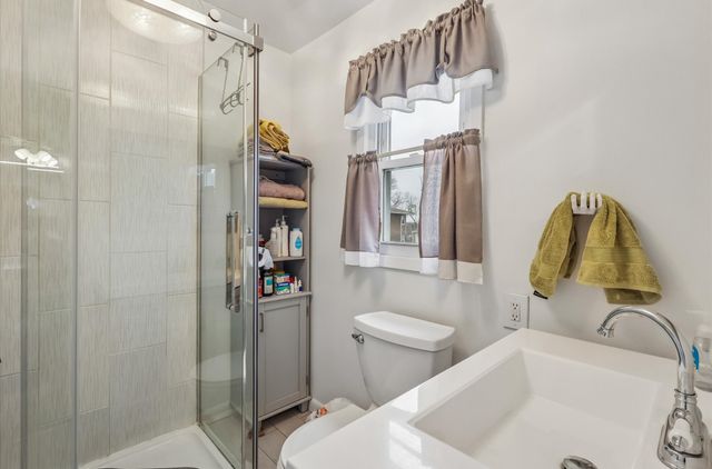 21 E Mckinley Avenue, Des Moines, IA 50315