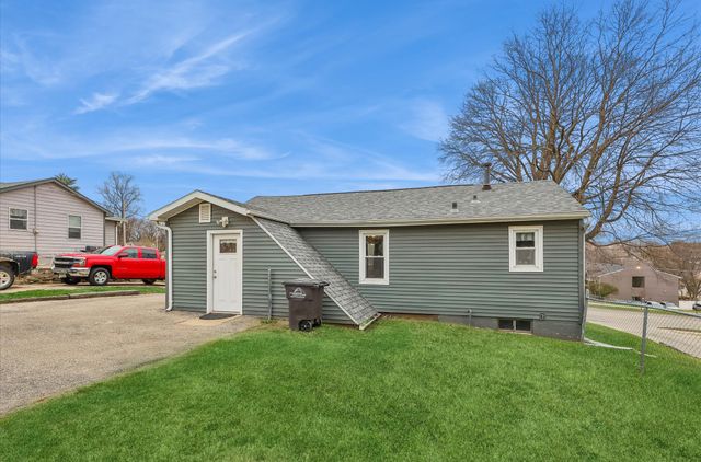 21 E Mckinley Avenue, Des Moines, IA 50315