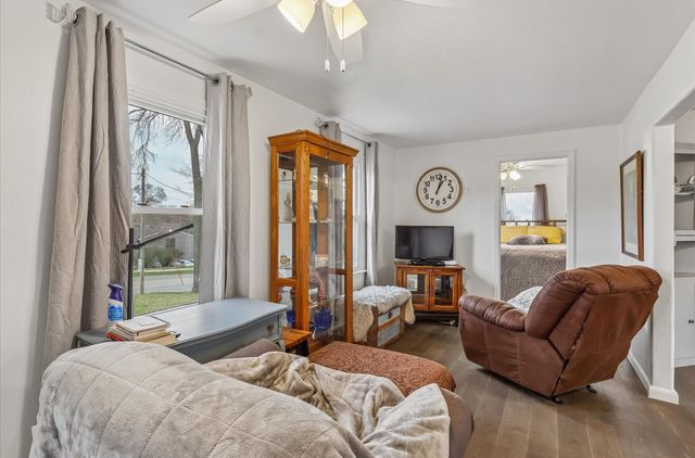 21 E Mckinley Avenue, Des Moines, IA 50315
