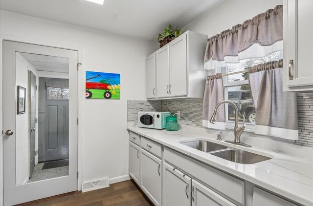 21 E Mckinley Avenue, Des Moines, IA 50315