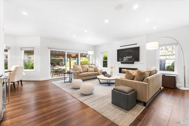 433 Tee Ct, Healdsburg, CA 95448