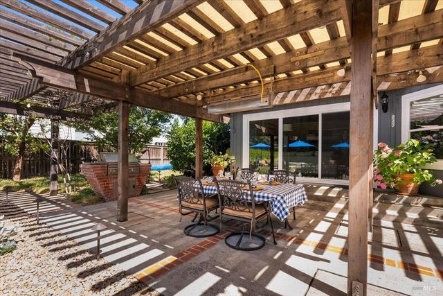 433 Tee Ct, Healdsburg, CA 95448