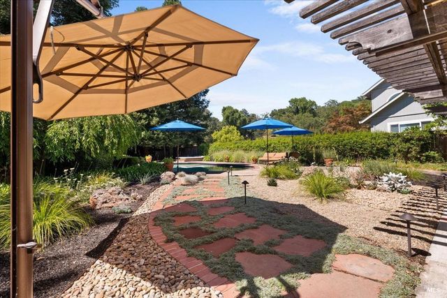 433 Tee Ct, Healdsburg, CA 95448