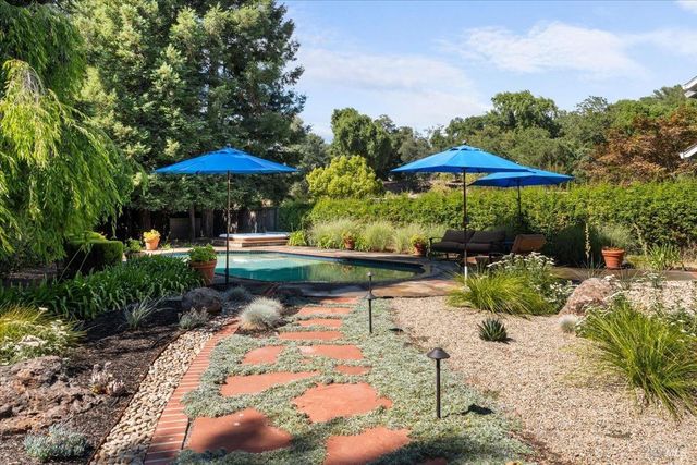 433 Tee Ct, Healdsburg, CA 95448