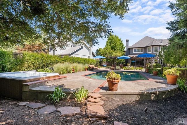 433 Tee Ct, Healdsburg, CA 95448