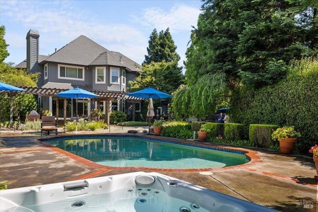 433 Tee Ct, Healdsburg, CA 95448