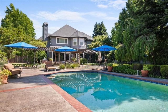 433 Tee Ct, Healdsburg, CA 95448