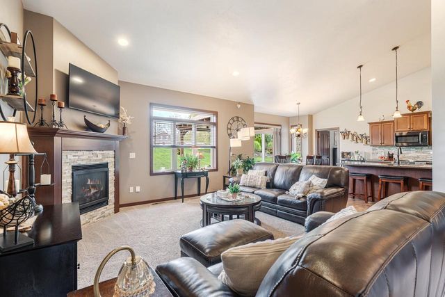 889 W HUBBLE LANE, Appleton, WI 54913