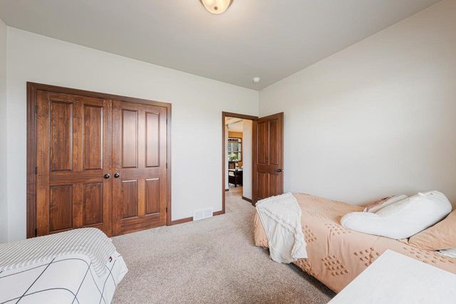 889 W HUBBLE LANE, Appleton, WI 54913