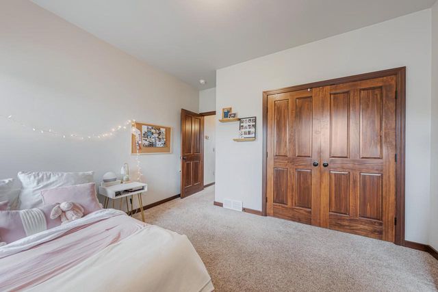 889 W HUBBLE LANE, Appleton, WI 54913