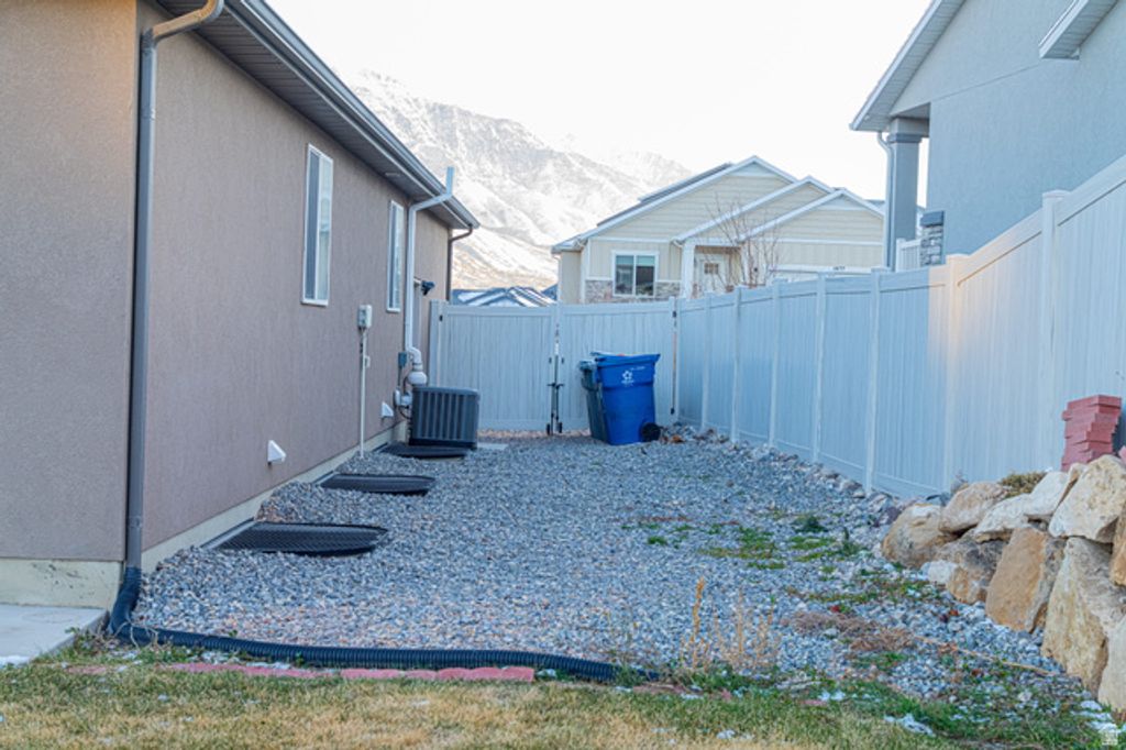 Image 16 of property listing at 1666 W FOXBERRY RD, Santaquin, UT 84655