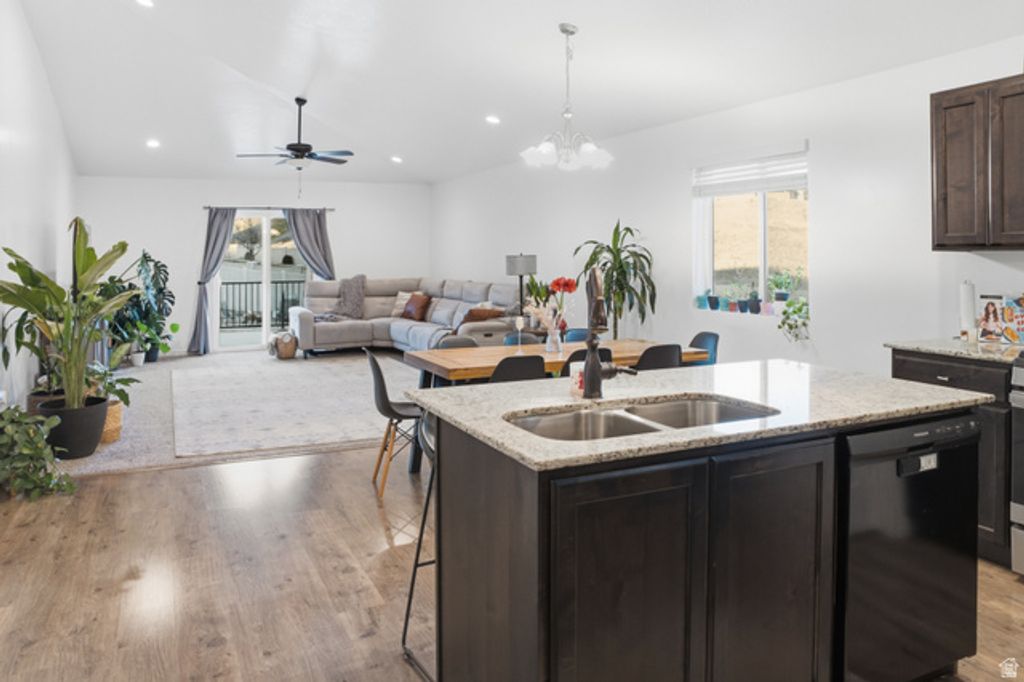 Image 6 of property listing at 1666 W FOXBERRY RD, Santaquin, UT 84655