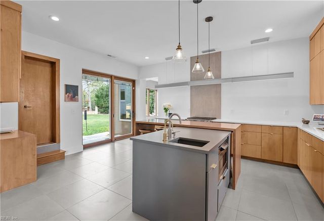 102 Holly CRES, Virginia Beach, VA 23451