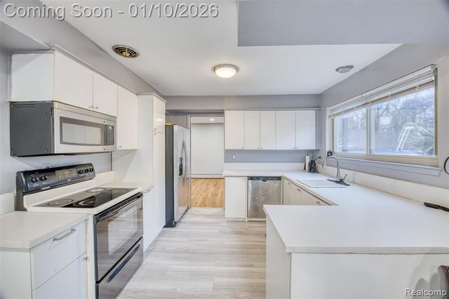 2738 Berry Drive, Bloomfield Hills, MI 48304