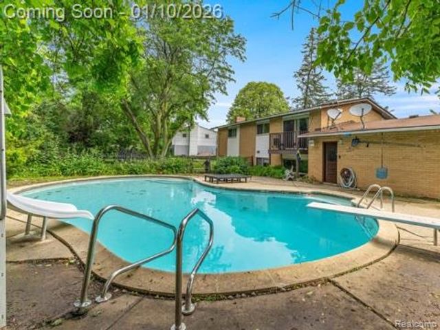 2738 Berry Drive, Bloomfield Hills, MI 48304