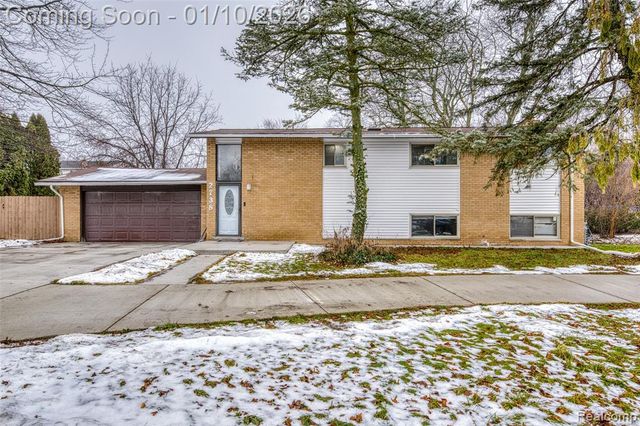 2738 Berry Drive, Bloomfield Hills, MI 48304