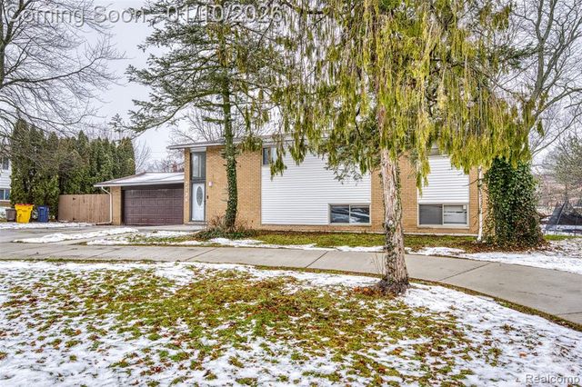 2738 Berry Drive, Bloomfield Hills, MI 48304