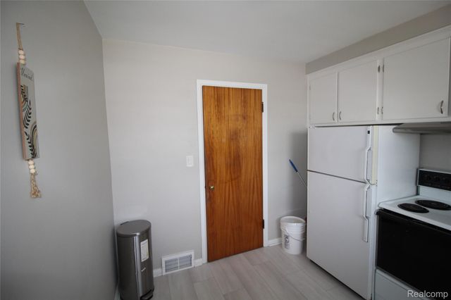 10427 S Morrow Circle, Dearborn, MI 48126