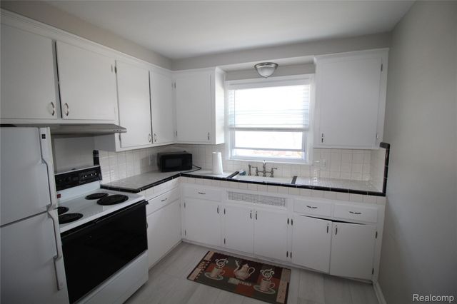 10427 S Morrow Circle, Dearborn, MI 48126