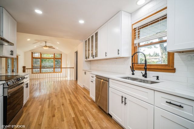 119 E Ellis Avenue, Libertyville, IL 60048