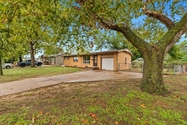 1201 E Fortuna, Wichita, KS 67216