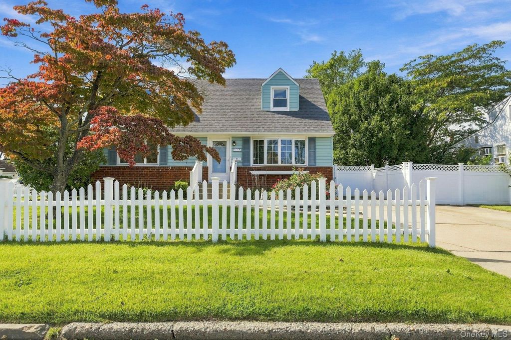 375 Catskill Avenue, Copiague, NY 11726 — photo 2