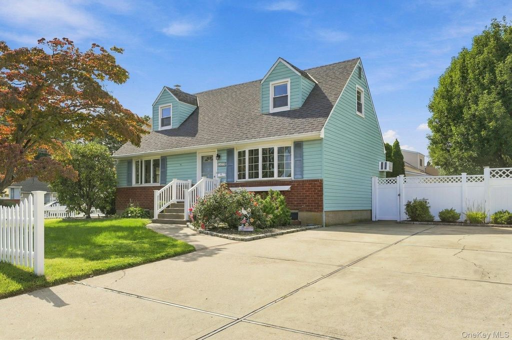 375 Catskill Avenue, Copiague, NY 11726 — photo 4