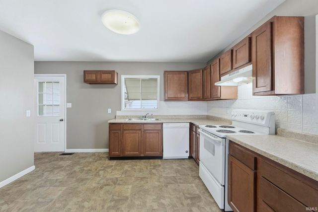 412 Edgeknoll Lane, Fort Wayne, IN 46816