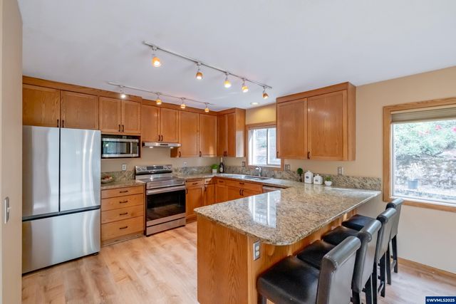 407 S 30th St, Philomath, OR 97370