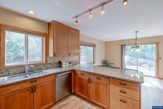 407 S 30th St, Philomath, OR 97370