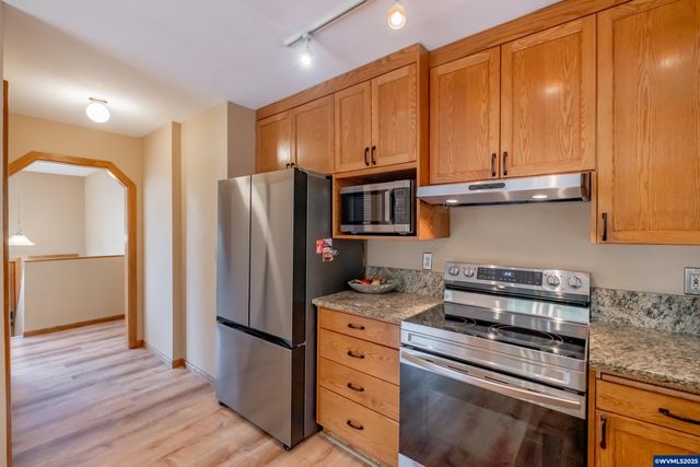 407 S 30th St, Philomath, OR 97370