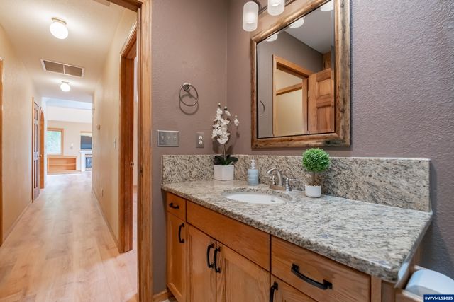 407 S 30th St, Philomath, OR 97370