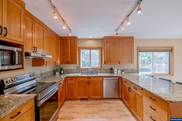 407 S 30th St, Philomath, OR 97370