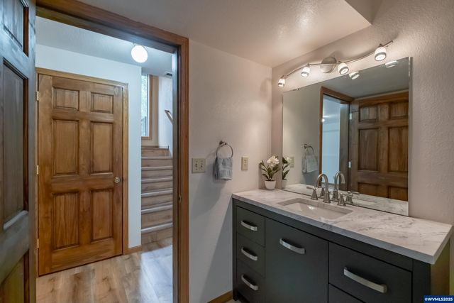 407 S 30th St, Philomath, OR 97370