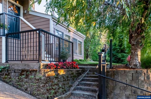 407 S 30th St, Philomath, OR 97370